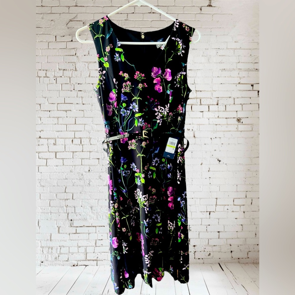 Tommy Hilfiger floral dress with patent leather belt, and zip back. Size 4. NWT.